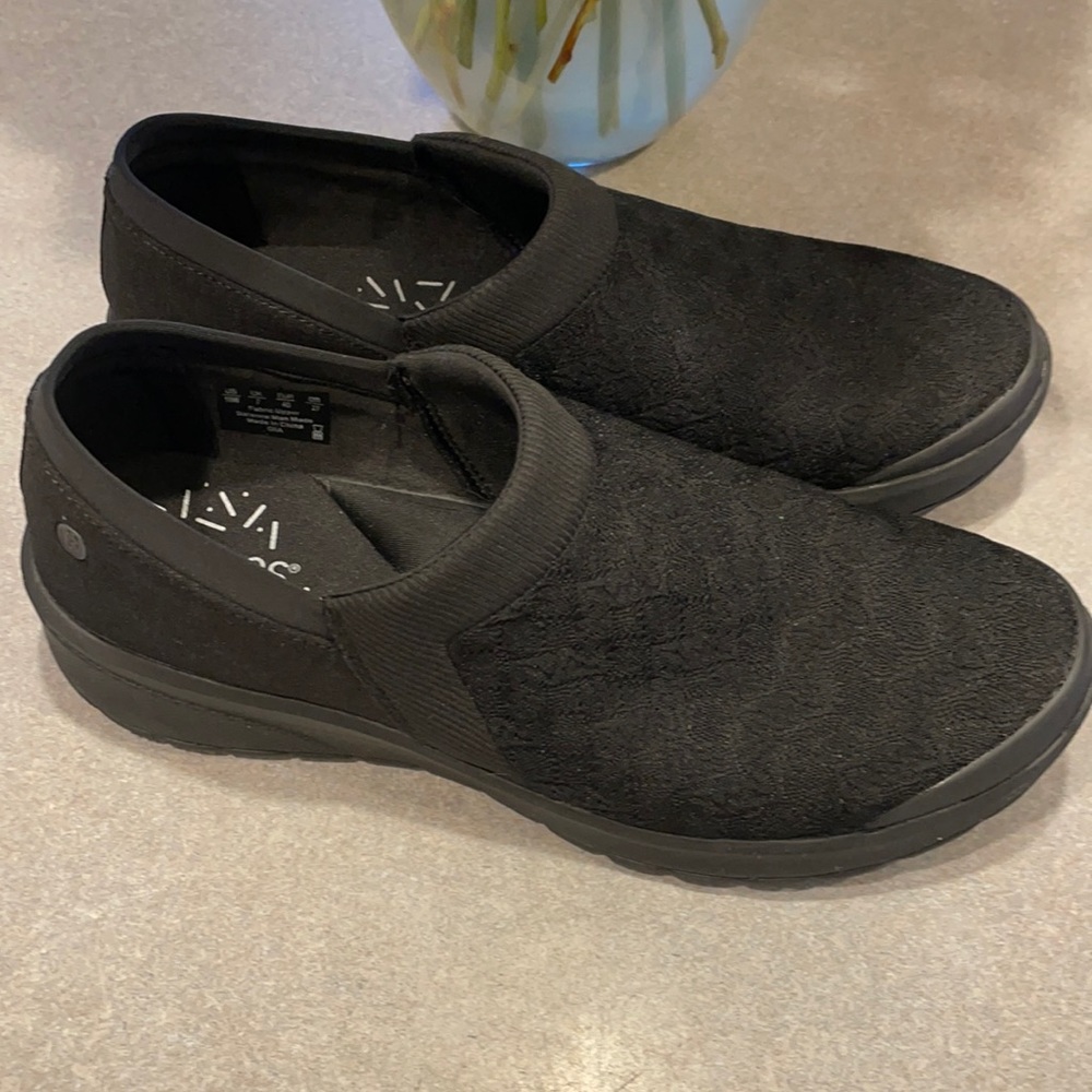 Bzees slip on shoes